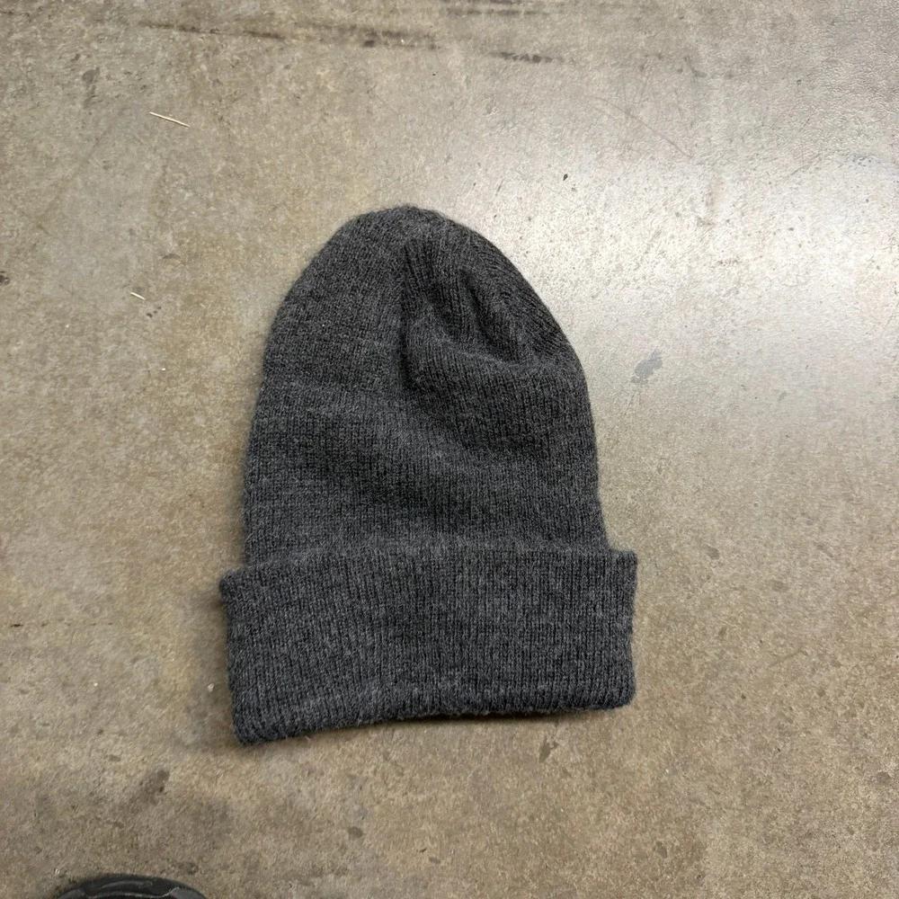 Carhartt Kids‎ Charcoal Gray Knit Beanie Hat Ribbed Cuffed Logo Patch Winter Cap